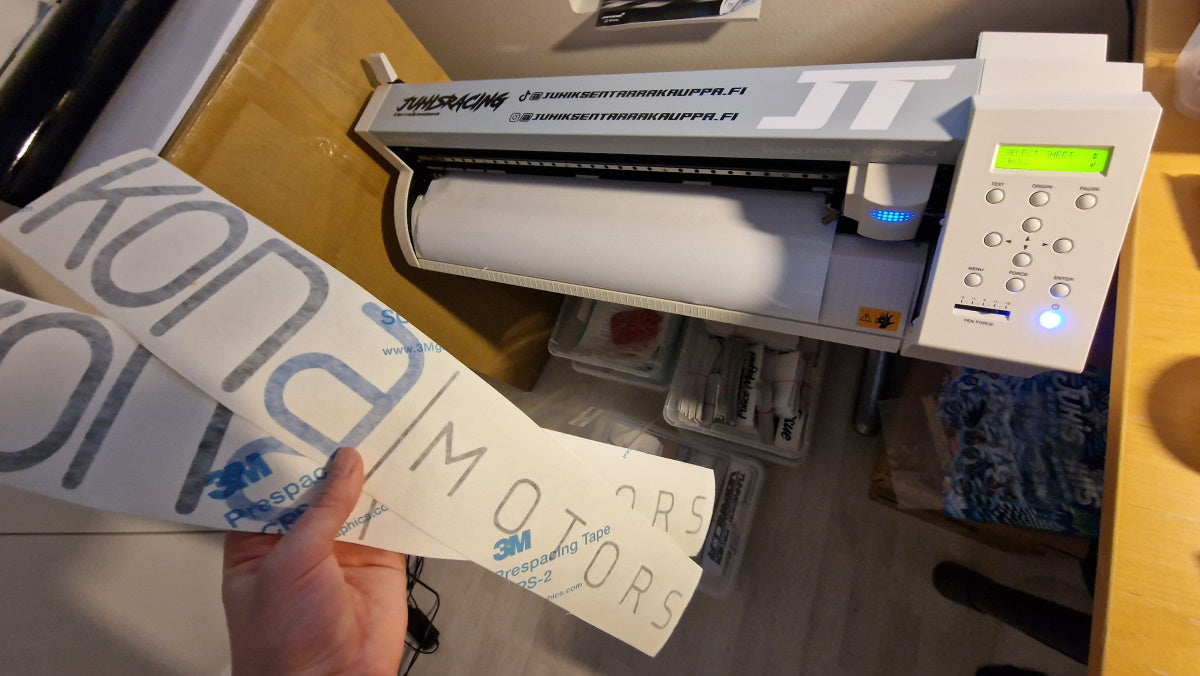 Uusi tarraleikkuri hankittu tarrojen tekemiseen!